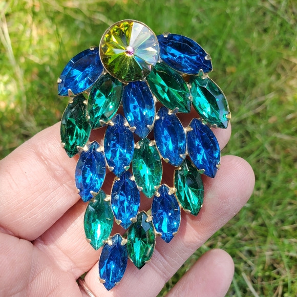 Vintage Jewelry - vintage glass brooch